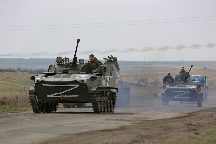 Vehículos del ejército ruso avanzan por una carretera en una zona controlada por fuerzas separatistas prorrusas cerca de Mariúpol, Ucrania, el 18 de abril de 2022.