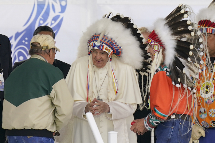 El Papa Francisco con penacho durante una visita a los pueblos indígenas en Maskwaci, la antigua Escuela Residencial Ermineskin, el lunes 25 de julio de 2022, en Maskwacis, Canadá.