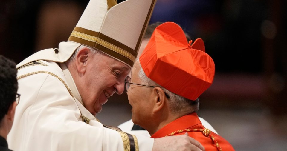 El nuevo cardenal Lazzaro You Heung-Sik recibe la biretta de parte del Papa Francisco durante el consistorio en la Basílica de San Pedro, en el Vaticano, el 27 de agosto del 2022.