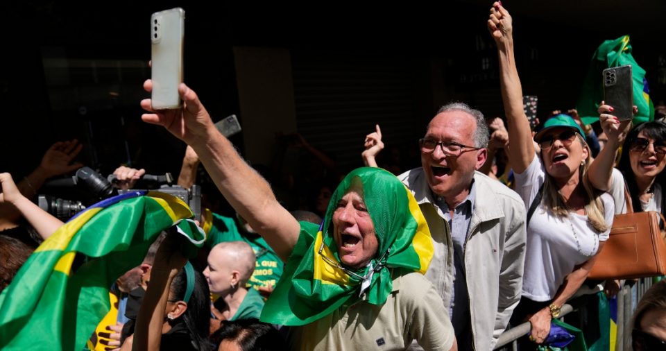 Simpatizantes del Presidente brasileño Jair Bolsonaro asisten a un mitin de campaña en Juiz de Fora, en el estado de Minas Gerais, en Brasil, el martes 16 de agosto de 2022.