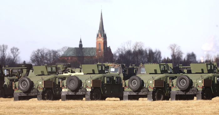 Efectivos estadounidenses de la 82da División Aerotransportada y que se desplegó en fecha reciente en Polonia debido a las tensiones entre Rusia y Ucrania se han instalado en un aeropuerto militar en Mielec, en el sureste de Polonia, el sábado 12 de febrero de 2022.