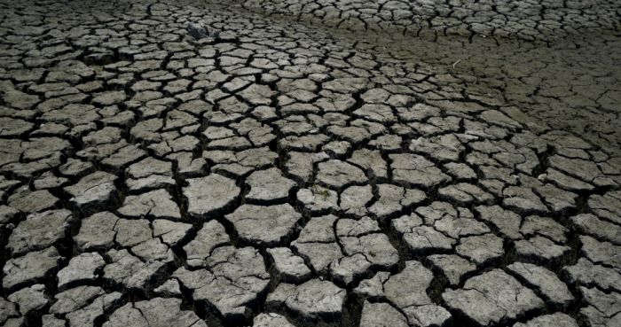 La tierra seca y agrietada es visible en el embalse La Boca que abastece de agua a la ciudad norteña de Monterrey que está casi seco debido a que la parte norte de México se ve afectada por una intensa sequía, en Santiago, México, el sábado 9 de julio de 2022.