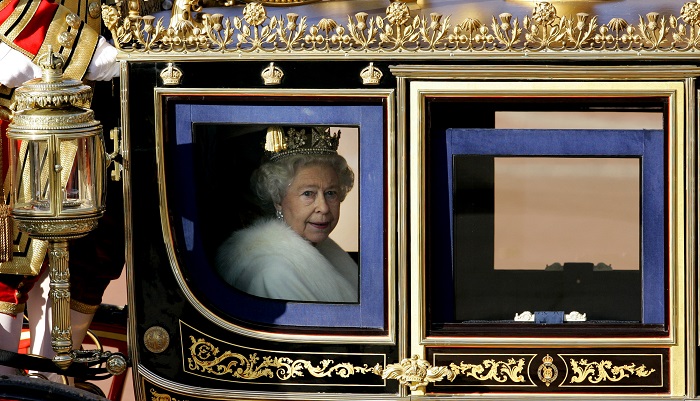 La reina Isabel II sale del Palacio de Buckingham en un carruaje para asistir a la inauguración estatal del Parlamento en Londres, el 6 de noviembre de 2007.