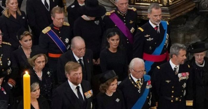 Panorámica del funeral de Isabel II, con los reyes eméritos al lado de los reyes Letizia y Felipe.