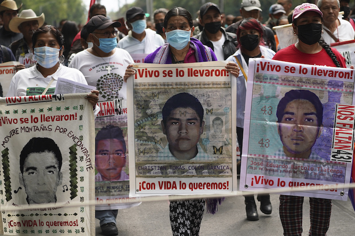 Familiares y amigos marchan en la Ciudad de México el viernes 26 de agosto de 2022 en busca de justicia para los 43 estudiantes de Ayotzinapa, estado de Guerrero, que desaparecieron.