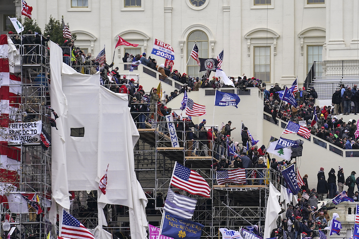 Simpatizantes del expresidente Donald Trump se reúnen afuera del Capitolio federal, el miércoles 6 de enero de 2021, en Washington.