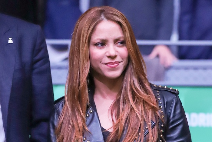 Shakira, cuyo nombre completo es Shakira Isabel Mebarak Ripoll, ha estado vinculada a España desde que inició una relación sentimental con el futbolista Gerard Piqué. La pareja, que tiene dos hijos, vivía en Barcelona, pero recientemente se separó tras 11 años.