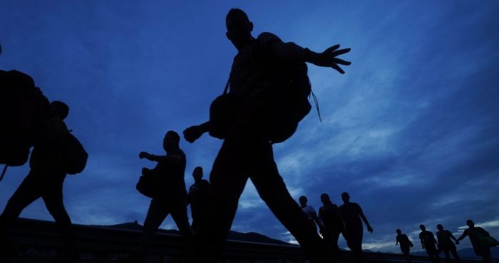 Migrantes caminan por una carretera hacia la salida de Huixtla, en el estado de Chiapas, México, al amanecer el jueves 9 de junio de 2022.