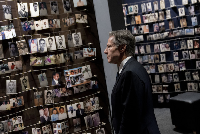 El Secretario de Estado de Estados Unidos, Antony Blinken, visita el Monumento al Genocidio de Ruanda de 1994, en Kigali, Ruanda, el jueves 11 de agosto de 2022. 