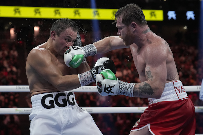 El mexicano Saúl "Canelo" Álvarez propina un golpe al kazajo Gennady Golovkin, en un combate por el título de los supermedianos, el sábado 17 de septiembre de 2022.