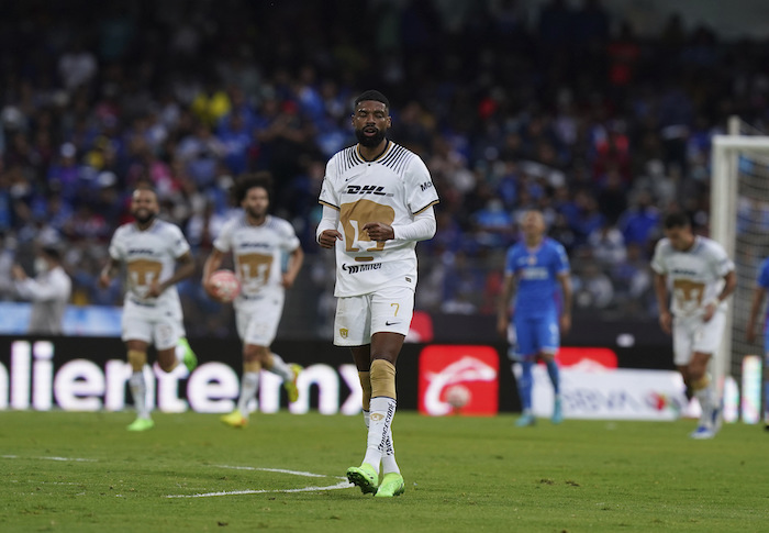 El brasileño Diogo De Oliveira, de Pumas, festeja tras anotar ante Cruz Azul en un duelo de la Liga Mx, el domingo 18 de septiembre de 2022.