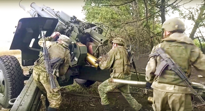 Foto difundida por el Servicio de Prensa del Ministerio de Defensa ruso el sábado 10 de septiembre de 2022, de soldados rusos preparándose para disparar un cañón Msta-B de 152.4 mm desde un lugar no revelado de Ucrania.