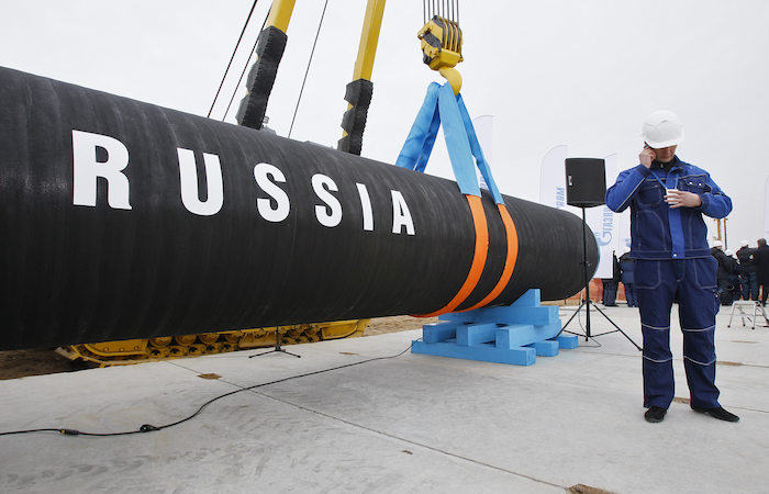 Un obrero ruso habla por celular durante una ceremonia que marca el inicio de la construcción del oleoducto Nord Stream en la bahía de Portovaya, a unos 170 km (106 millas) al noroeste de San Petersburgo, Rusia, el 9 de abril de 2010.