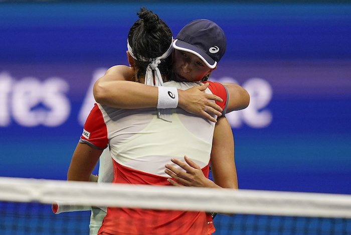 La polaca Iga Swiatek abraza a la tunecina Ons Jabeur tras vencerla en la final del Abierto de Estados Unidos, el sábado 10 de septiembre de 2022.