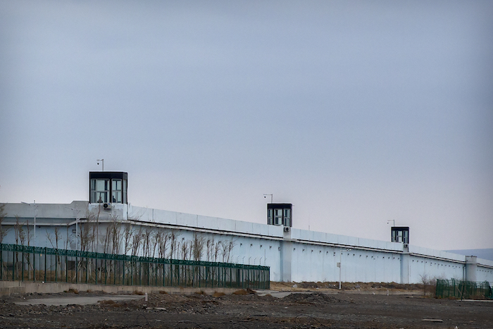 Torres de vigilancia en el perímetro del Centro de Detención Número 3 de Urumqi en  Dabancheng, en la Región Autónoma Uigur, en el oeste de China, el 23 de abril de 2021.