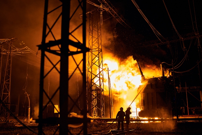 Bomberos ucranianos combaten un incendio tras un ataque de cohete ruso a una central eléctrica en Járkiv, Ucrania, el domingo 11 de septiembre de 2022. El ataque dejó sin electricidad a las regiones de Járkiv y Donetsk.