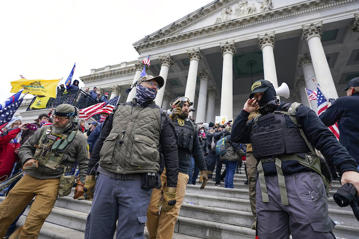 Miembros de los Oath Keepers fotografiados frente al edificio del Congreso el 6 de enero del 2021, en que una turba tomó por asalto el Capitolio.