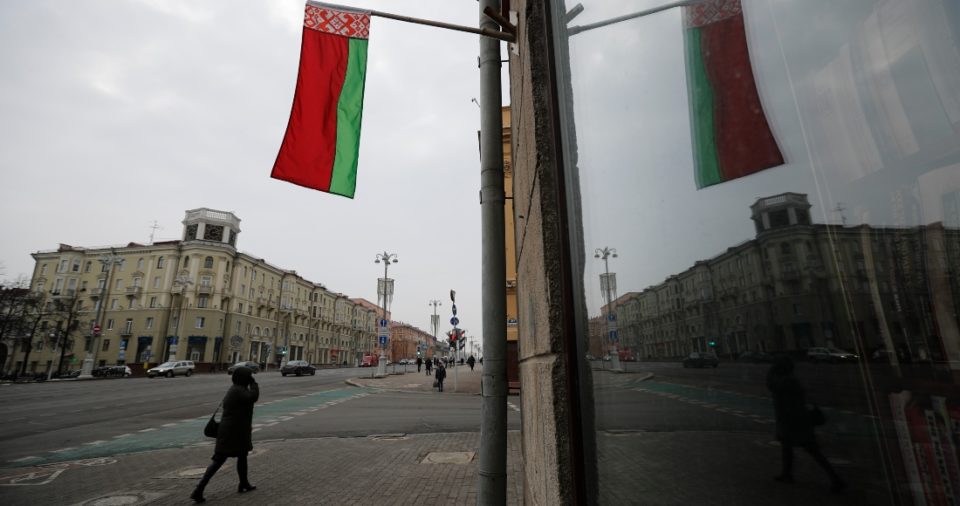 La bandera bielorrusa en una calle en Minsk, Bielorrusia, el 16 de febrero del 2022.