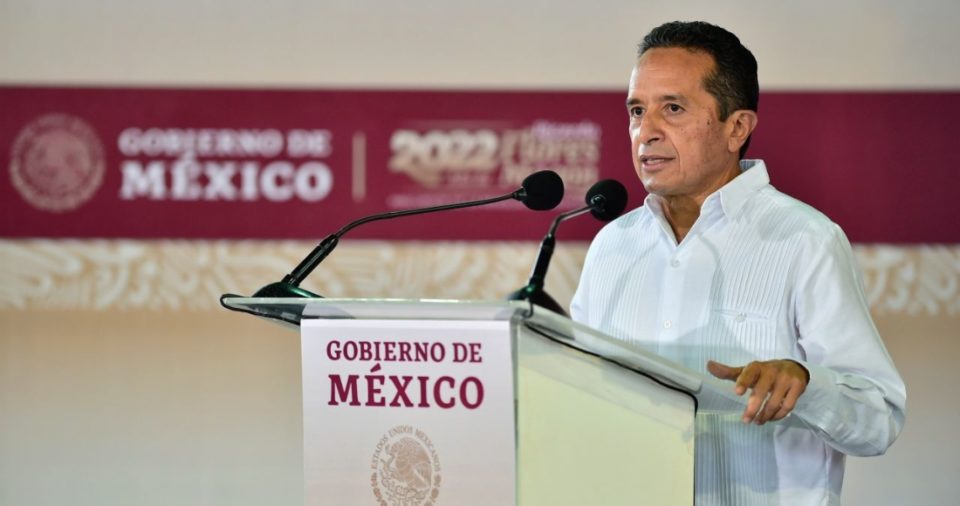 Carlos Joaquín González, Gobernador de Quintana Roo, durante la visita y firma de convenio con el Presidente Andrés Manuel López Obrador en Benito Juárez, Quintana Roo.
