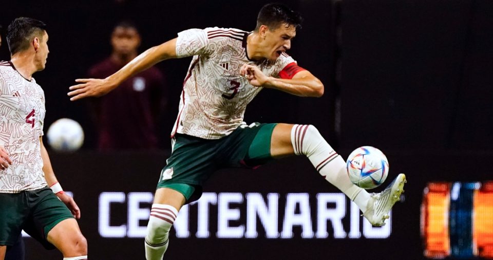 El mexicano César Montes controla el balón en partido amistoso frente a Paraguay, el miércoles 31 de agosto de 2022, en Atlanta.