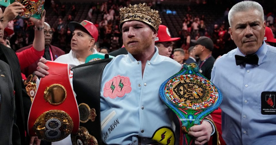 El mexicano Saúl "Canelo" Álvarez festeja luego de derrotar al kazajo Gennady Golovkin en un combate por los títulos de los supermedianos, el sábado 17 de septiembre de 2022, en Las Vegas.