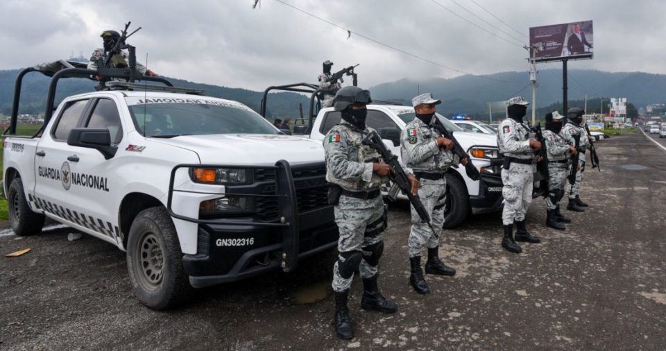 Elementos de la Guardia Nacional realizan un operativo de seguridad en la carretera México-Toluca.