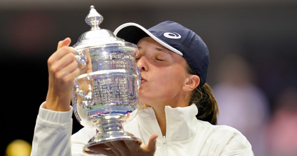 La polaca Iga Swiatek besa el trofeo del US Open tras vencer en la final a la tunecina Ons Jabeur, el sábado 10 de septiembre de 2022.