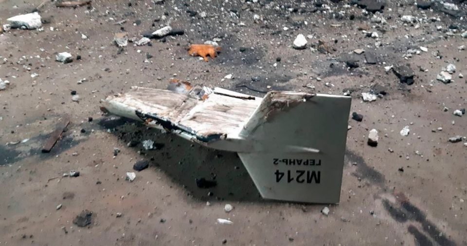 La foto sin fecha distribuida por el Directorio de Comunicaciones Estratégicas del ejército ucraniano muestra los restos de lo que Kiev llama un dron iraní Shahed cerca de Kupiansk, Ucrania.