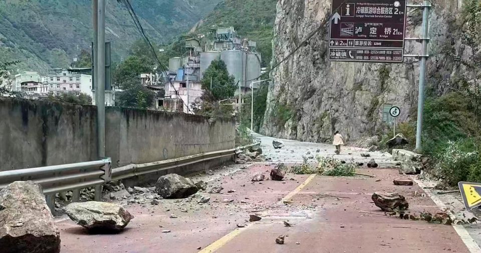 En esta imagen proporcionada por la agencia china de noticias Xinhua, rocas caídas en una carretera cerca de la localidad de Lengqi, en el condado de Luding, en la provincia suroccidental de Sichuan, China, el lunes 5 de septiembre de 2022.