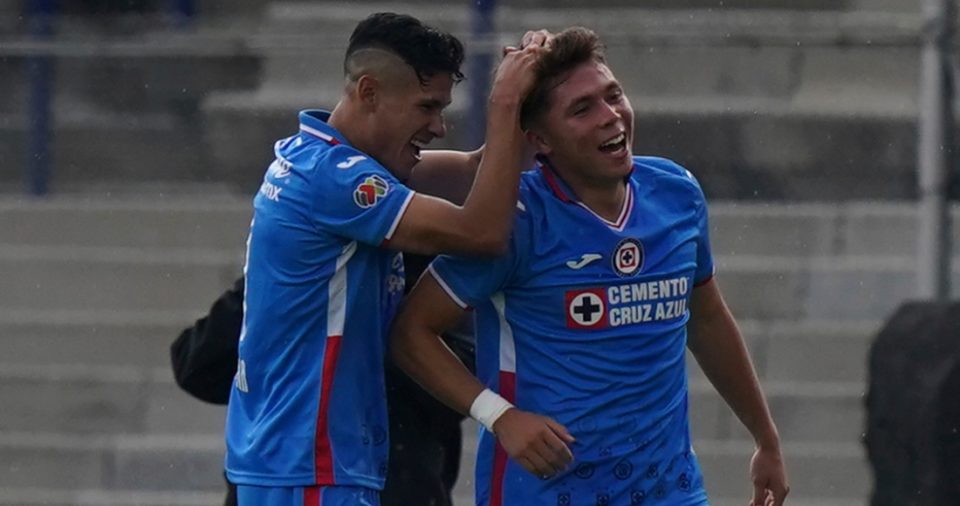 Rodrigo Huescas (derecha), de Cruz Azul, festeja con su compañero Carlos Antuna, tras anotar ante Pumas en un encuentro de la Liga Mx, disputado el domingo 18 de septiembre de 2022.