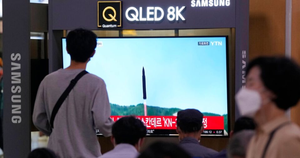 Una pantalla de televisión muestra una imagen de archivo del lanzamiento de un misil norcoreano, durante un programa de noticias, en la estación de tren de Seúl, Corea del Sur, el miércoles 28 de septiembre de 2022.