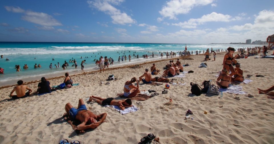 Turistas nacionales y extranjeros disfrutaron de el último día de las vacaciones de invierno en las playas de Cancún.