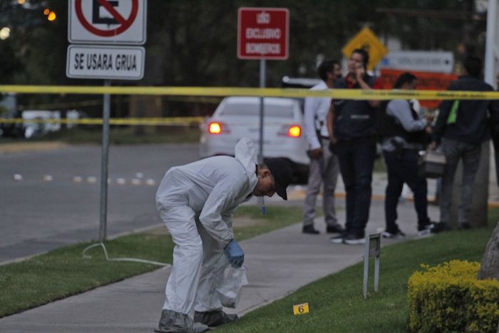 Ayer por la tarde, se libró un enfrentamiento entre autoridades y supuestos criminales en las calles de una zona exclusiva de Zapopan, Jalisco, el cual fue confirmado por la Fiscalía y policías locales, aunque sin dar más detalles.