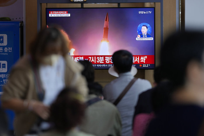 Una pantalla de televisión muestra un programa noticioso que reporta el lanzamiento de un misil norcoreano con imágenes de archivo, el sábado 1 de octubre de 2022, en la estación de trenes de Seúl, Corea del Sur.