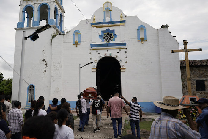 Habitantes locales cargan un ataúd después de la masacre en San Miguel Totolapan, México, el 6 de octubre del 2022.