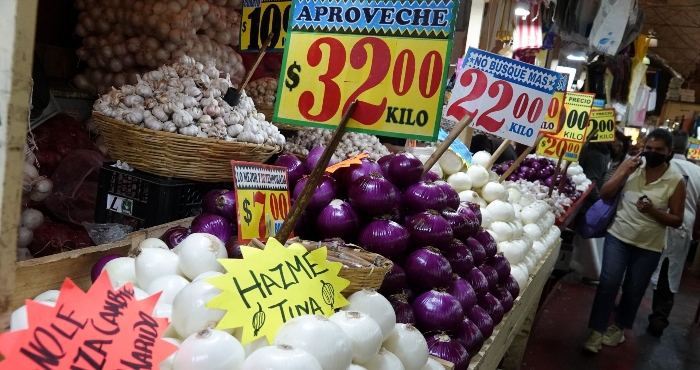 El kilo de cebolla oscila de 32 a 20 pesos en puestos del Mercado de la Merced.