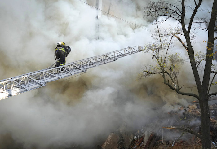 Bomberos trabajando después de que un dron disparase contra edificios en Kiev, Ucrania, el lunes 17 de octubre de 2022.