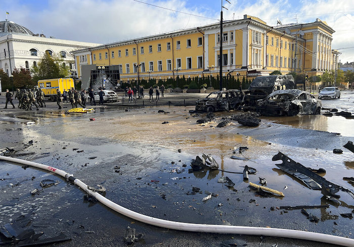 Rescatistas supervisan el lugar de un ataque ruso en Kiev, Ucrania, el lunes 10 de octubre de 2022.