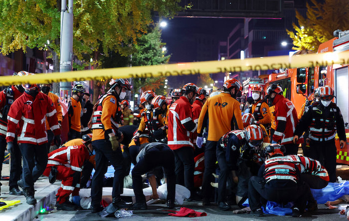 Socorristas y bomberos trabajan en la escena de una estampida fatal en Seúl, Corea del Sur, durante celebraciones de Halloween, el sábado, 29 de octubre del 2022.