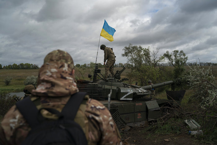 Un militar ucraniano camina sobre un tanque ruso destruido cerca de la frontera con Rusia, en Járkiv, Ucrania, el 19 de septiembre de 2022.