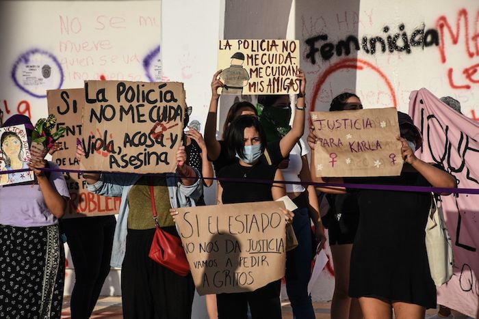 Integrantes de diez colectivas feministas se manifestaron en la Plaza de la Reforma del Palacio Municipal de Cancún para exigir justicia por los feminicidios de Victoria Salazar, mujer salvadoreña que murió tras ser arrestada de manera violenta, y por el asesinato de Karla ocurrido en Holbox.