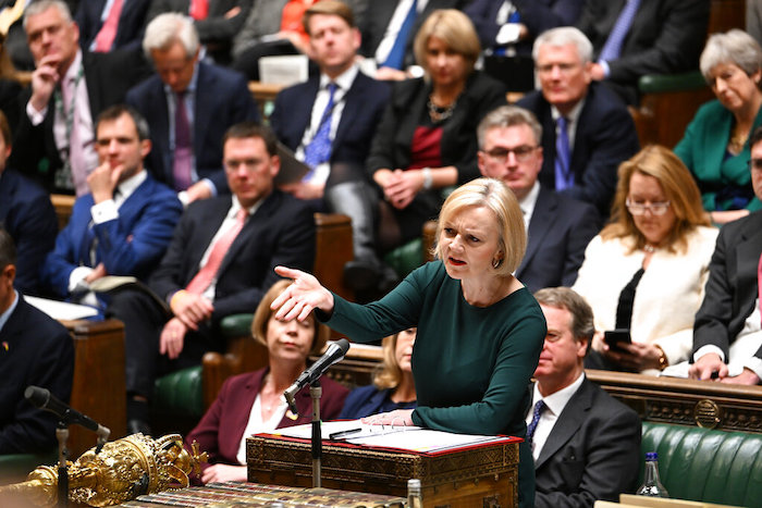 En esta foto distribuida por el Parlamento británico, la Primera Ministra Liz Truss responde preguntas en la Cámara de los Comunes, Londres, 12 de octubre de 2022.