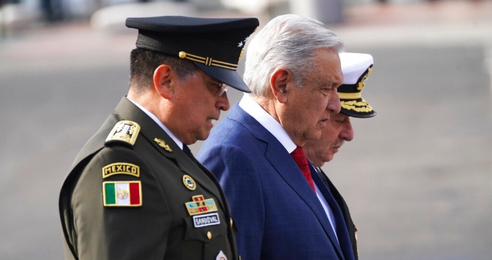 El Presidente mexicano Andrés Manuel López Obrador, al centro; el Secretario de la Defensa, Luis Crescencio Sandoval, izquierda, y el Secretario de Marina Vidal Francisco Soberón caminan por la plaza principal, conocida como Zócalo, el 16 de septiembre de 2022 durante el desfile militar por el Día de la Independencia, en la Ciudad de México.