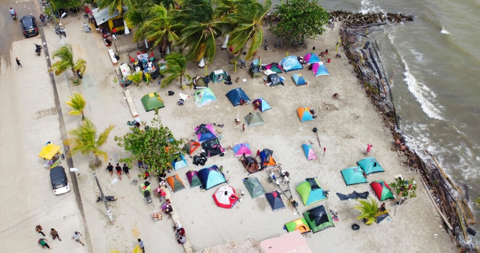 Las tiendas de campaña donde se alojan algunos venezolanos, en Necocli, Colombia, el lugar donde los migrantes toman lanchas para ir hasta Acandi, a las puertas de la selva del Darién, el 13 de octubre de 2022.