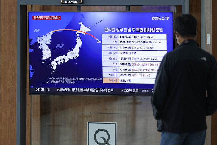 Una pantalla de televisión emite un noticiero donde se reporta el lanzamiento de un misil desde Corea del Norte, en la estación de tren de Seúl en Corea del Sur, el 4 de octubre de 2022.