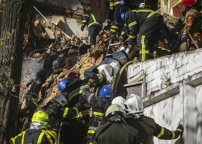 Bomberos sacan un cadáver de entre los escombros tras el ataque de un dron contra edificios residenciales en Kiev, Ucrania, el 17 de octubre de 2022.