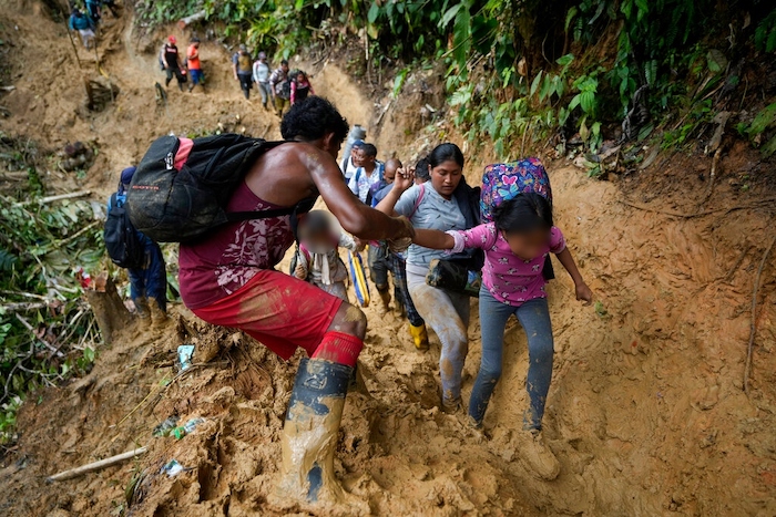 Migrantes, en su mayoría venezolanos, cruzan el Tapón del Darién desde Colombia hacia Panamá con la esperanza de llegar a Estados Unidos, el sábado 15 de octubre de 2022.