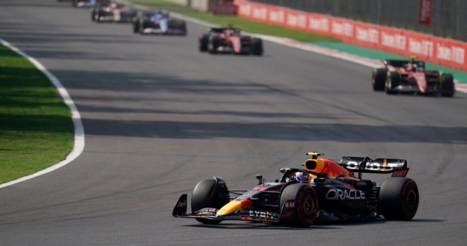 El piloto mexicano Sergio Pérez toma una curva con su Red Bull durante el Gran Premio de México de la Fórmula Uno, en el Autódromo Hermanos Rodríguez, en Ciudad de México, el domingo 30 de octubre de 2022.