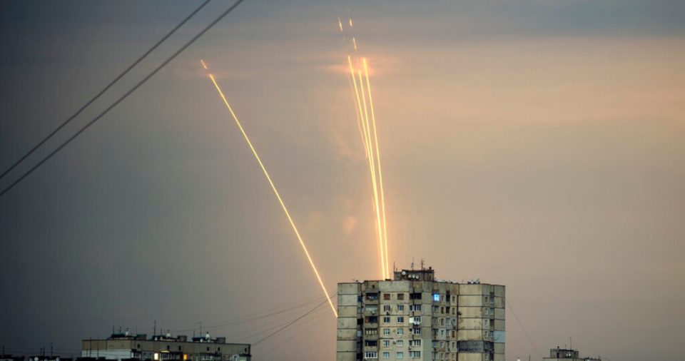 Cohetes rusos llueven sobre Ucrania, en Járvik, el 15 de agosto de 2022.