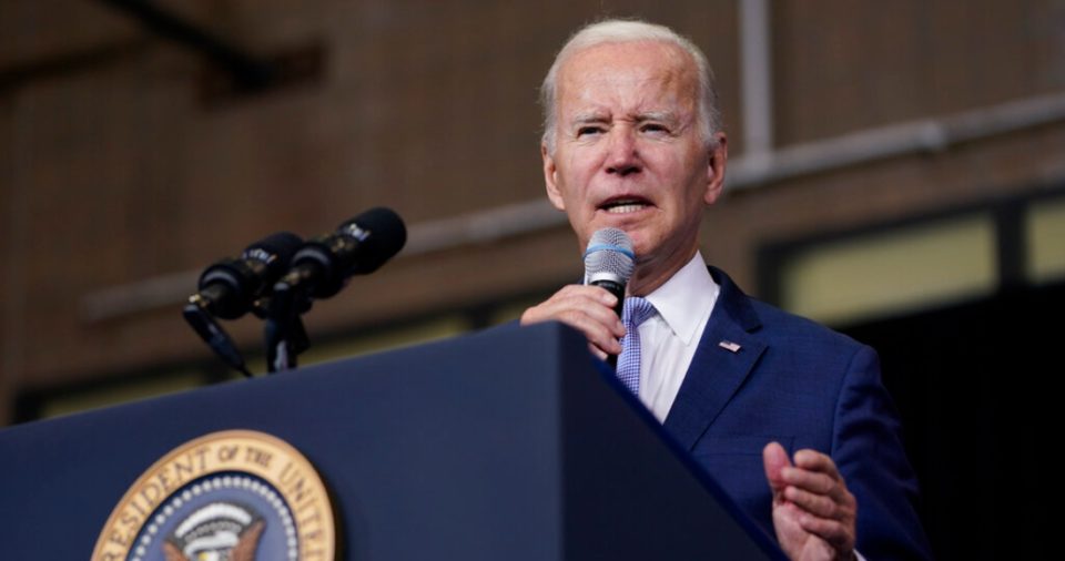 El Presidente Joe Biden hace declaraciones sobre bajar costos a las familias estadounidenses en el Centro Comunitario del Este de Portland, en Portland, Oregon, el sábado 15 de octubre de 2022.